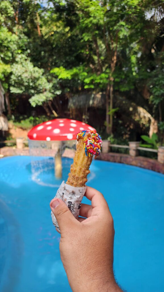 Close de um churros com granulado colorido