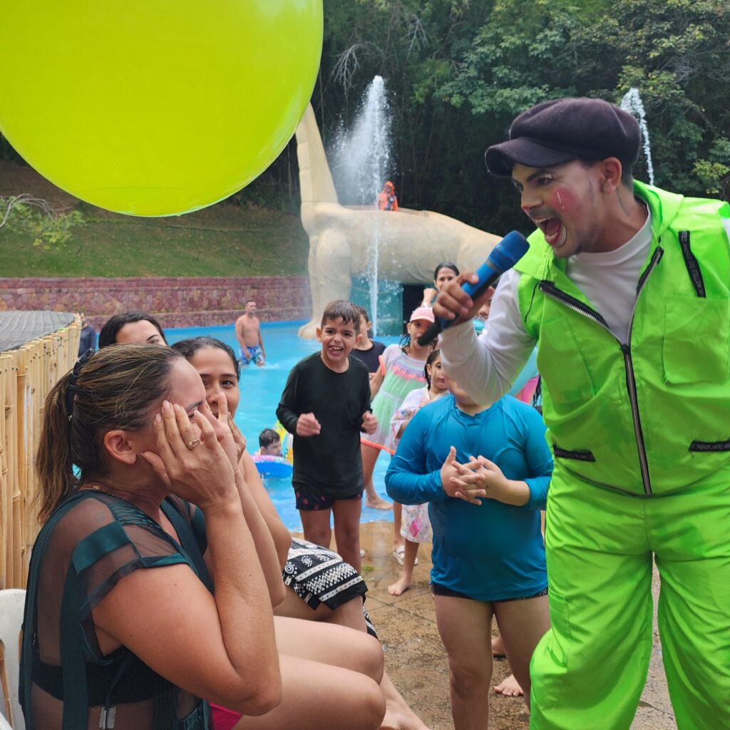 Brincadeiras com o Palhaço Liliu.