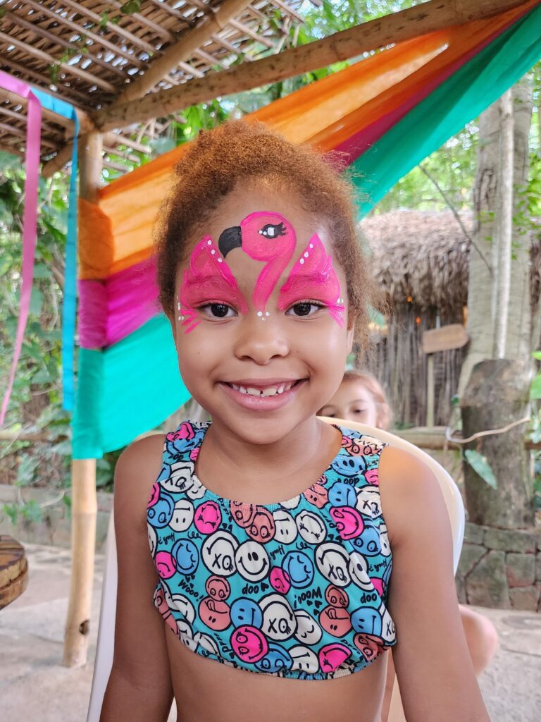 Menina com a cara pintada na Oficina de Pintura Facial, uma das atrações de outubro do Arajara Park
