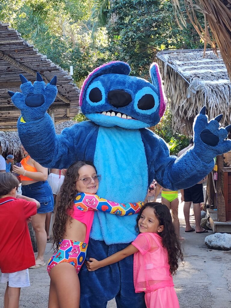 Duas crianças abraçadas ao um dos personagens animados que serão atração no Mês de Outubro do Arajara Park.