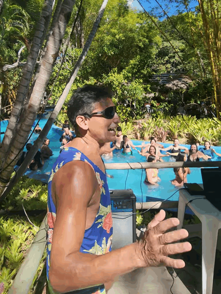 Instrutor Solano Ribeiro ensinando pessoas a dançar dentro da piscina. Uma das atrações do Arajara Park em Outubro.