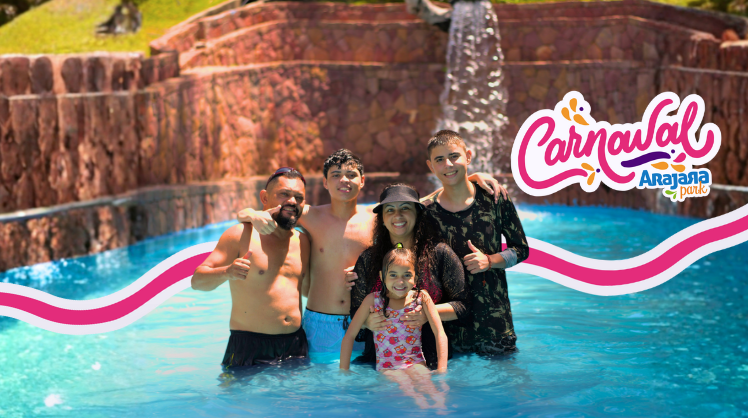 Foto com grupos de 5 pessoas e a logo dizendo Carnaval Arajara Park.