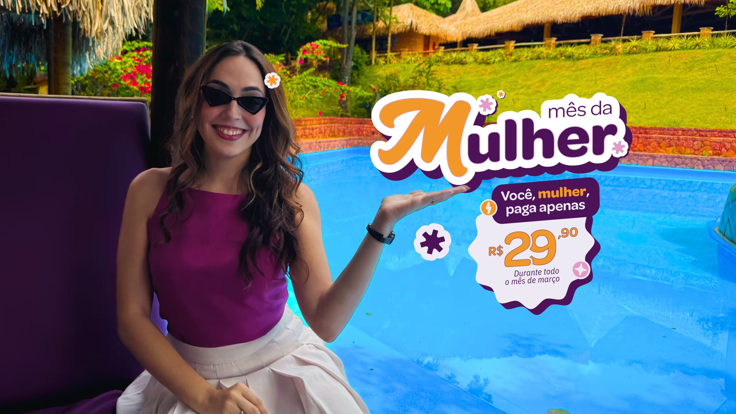 Mulher sentada próxima à piscina apontando para grafismo com a mensagem "Você, mulher, paga apenas R$29,90 durante todo o mês de março"