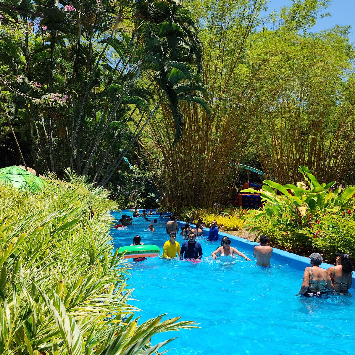 pessoas na piscina