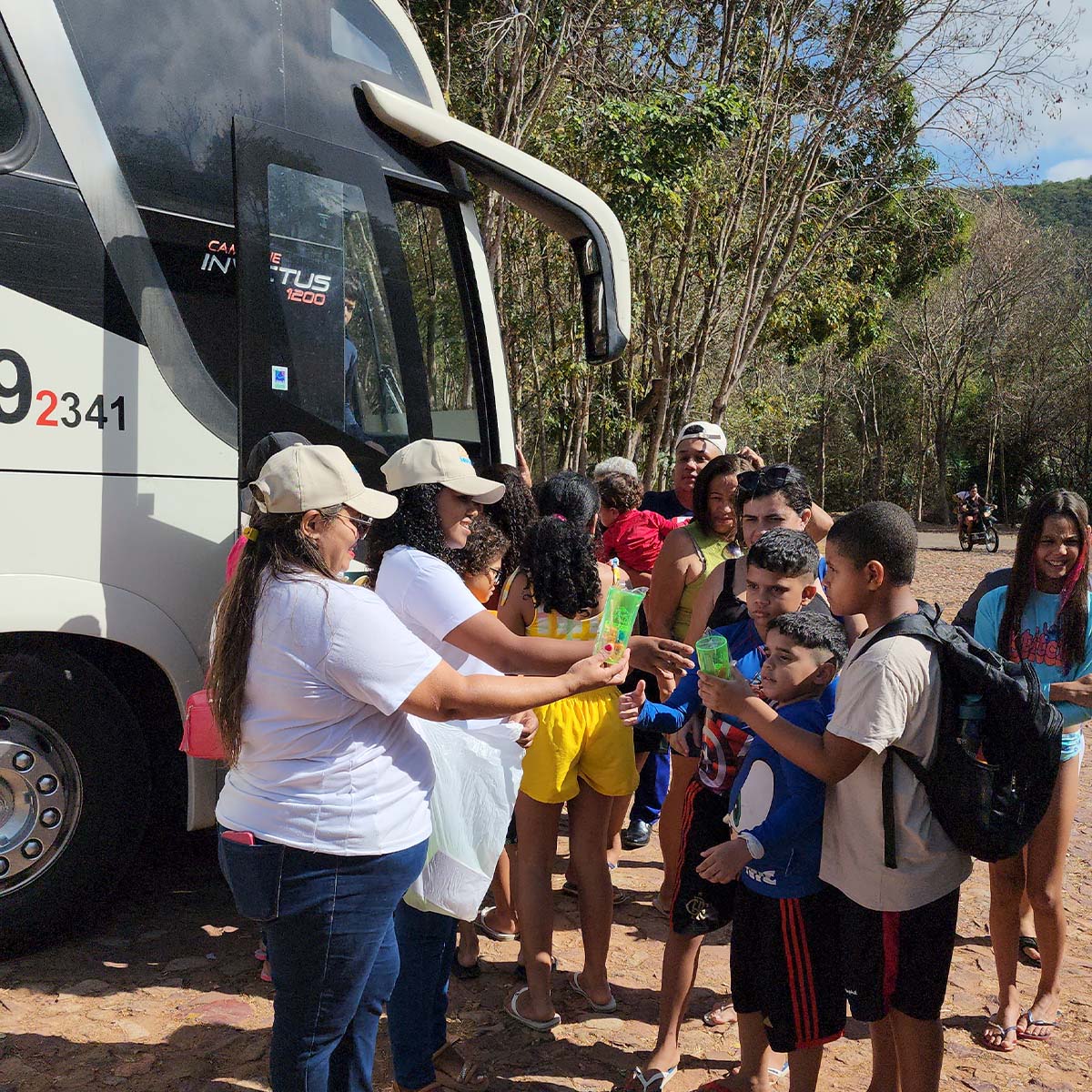 5 pessoas brincando na piscina