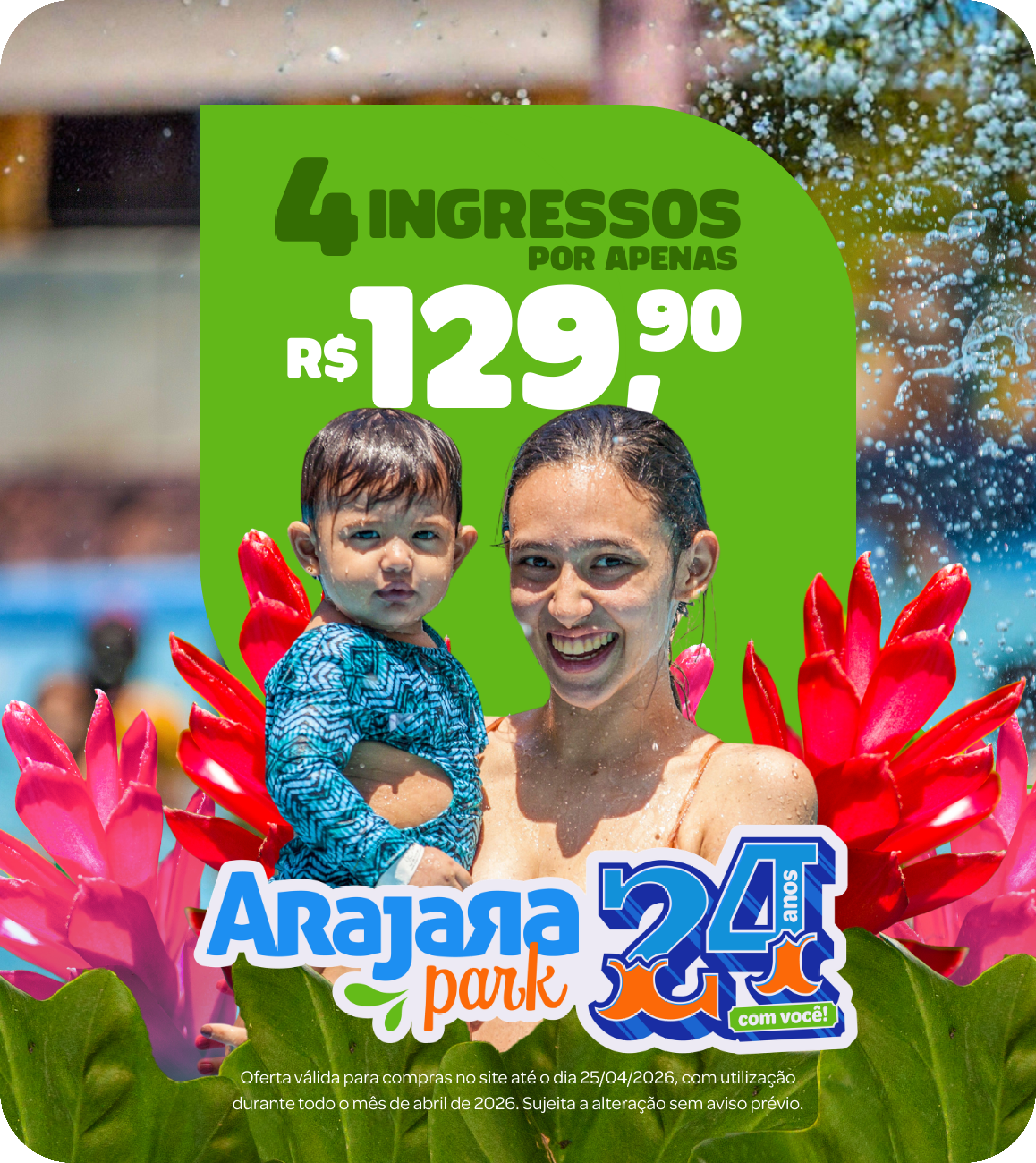 Imagem de uma mulher sorrindo com uma criança nos braços.